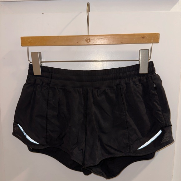 lululemon athletica Pants - Lululemon Hotty Hot Low-Rise Lined Short 2.5" in size 6, black w/ subtle stripes